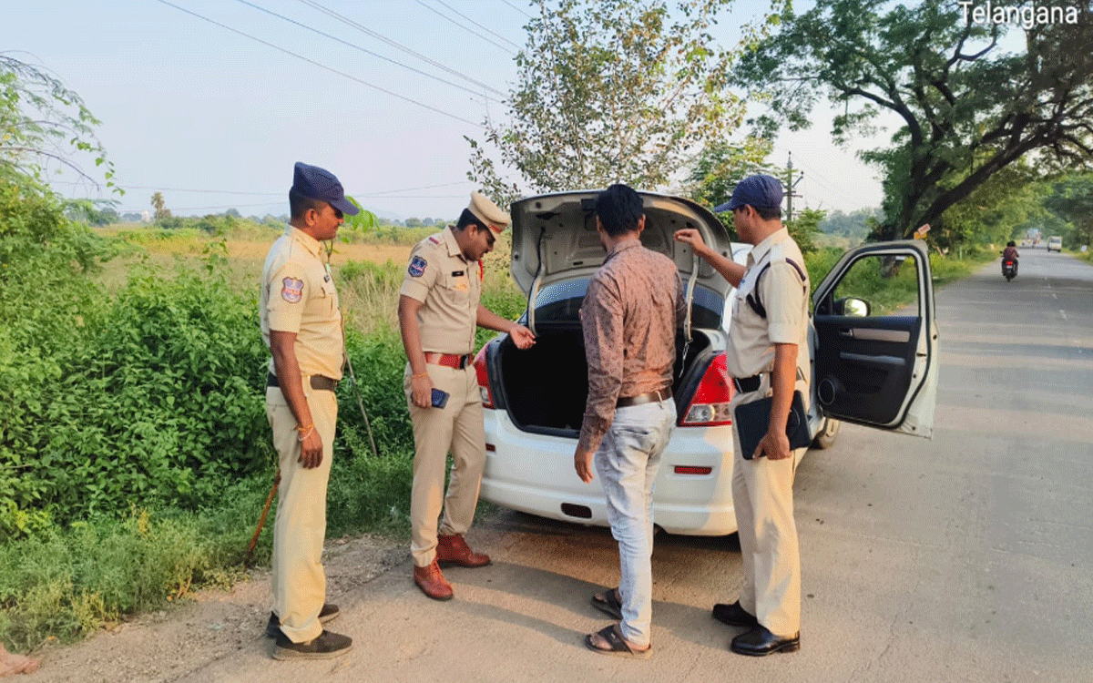 Karepally : కారేపల్లిలో ముమ్మరంగా వాహన తనిఖీలు