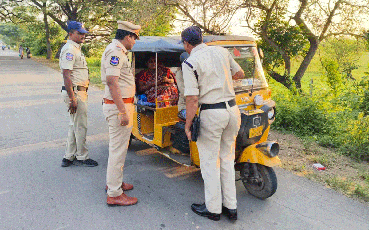 Karepally : కారేపల్లిలో ముమ్మరంగా వాహన తనిఖీలు