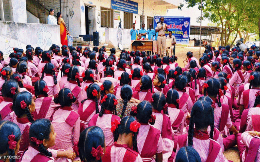 Penpahad : సైబర్‌ నేరాల పట్ల విద్యార్థులు అప్రమత్తంగా ఉండాలి : ఎస్ఐ గోపికృష్ణ‌