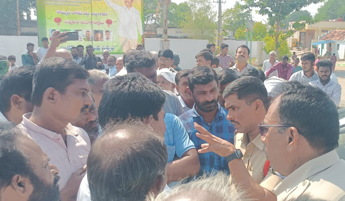 Narsingapur | పోలీసులు కాంటాలు ఆపారంటూ రైతుల ఆందోళన.. బీహార్ హమాలీలపై స్థానిక హమాలీలు ఫిర్యాదు