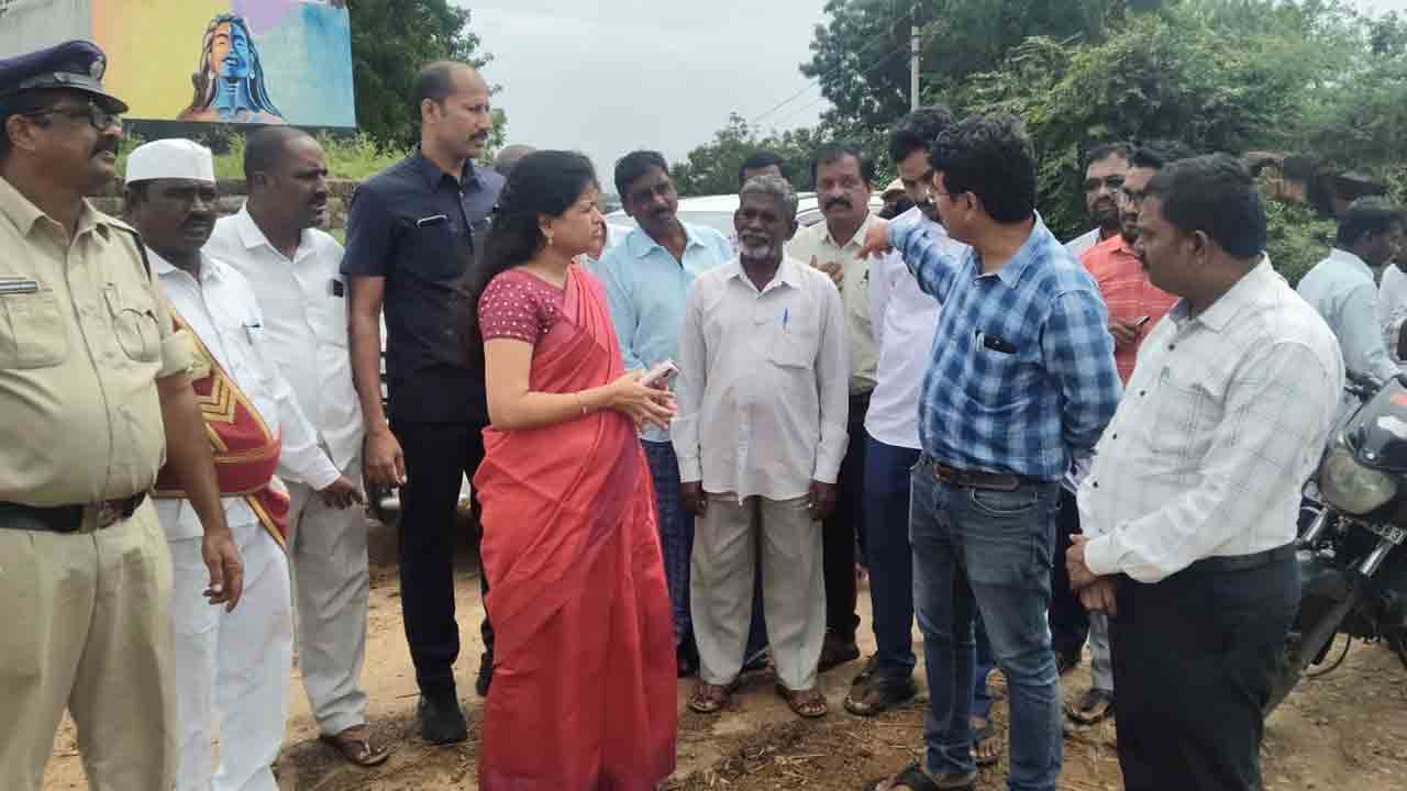 Collector Sneha Shabarish | వర్షాలతో దెబ్బతిన్న పంటలను పరిశీలించిన కలెక్టర్ స్నేహ శబరీష్