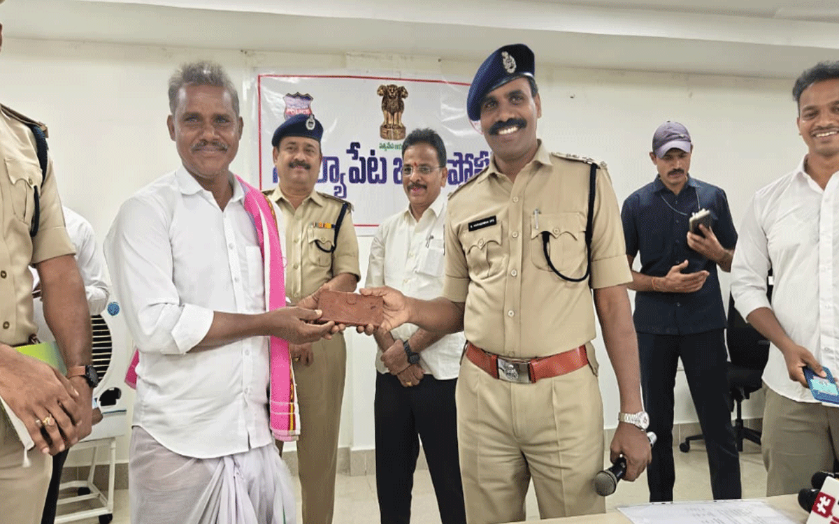 Suryapet Town : సి.ఈ.ఐ.ఆర్ ద్వారా ఇప్పటివరకు 2,340 మొబైల్ ఫోన్స్ రికవరీ : ఎస్పీ న‌ర‌సింహ‌