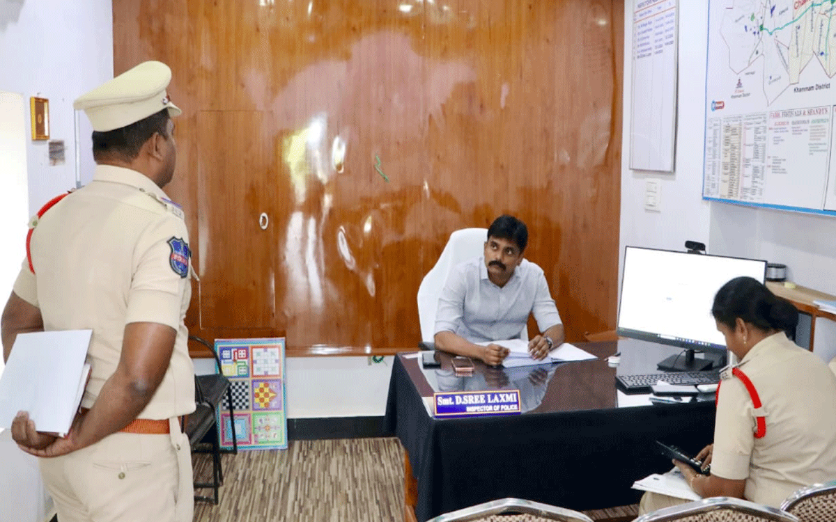 Julurupadu : రోడ్డు ప్ర‌మాదాలు, సైబ‌ర్ నేరాల‌పై అవ‌గాహ‌న క‌ల్పించాలి : ఎస్పీ రోహిత్ రాజు