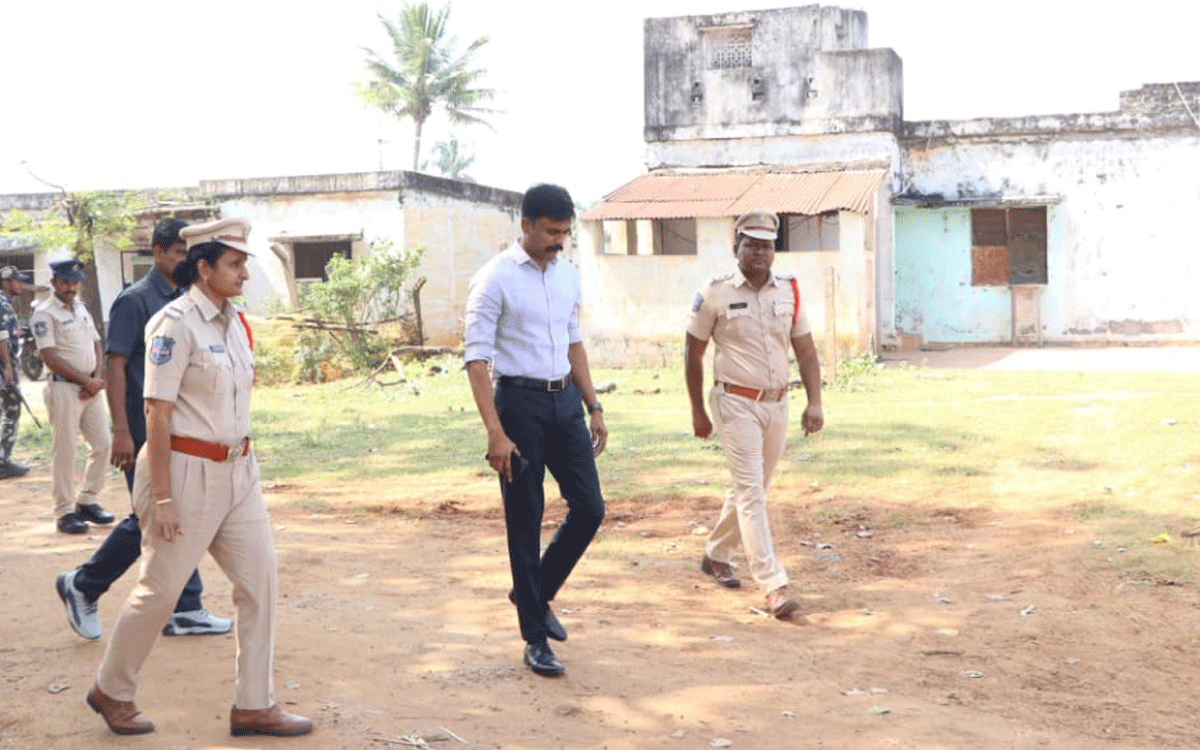 Julurupadu : రోడ్డు ప్ర‌మాదాలు, సైబ‌ర్ నేరాల‌పై అవ‌గాహ‌న క‌ల్పించాలి : ఎస్పీ రోహిత్ రాజు