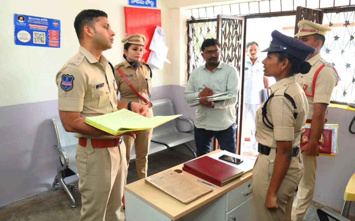 Konda mallepally : గ్రామ పోలీస్ అధికారులు ప్రజలతో మమేకమవ్వాలి : ఎస్పీ శరత్ చంద్ర పవార్