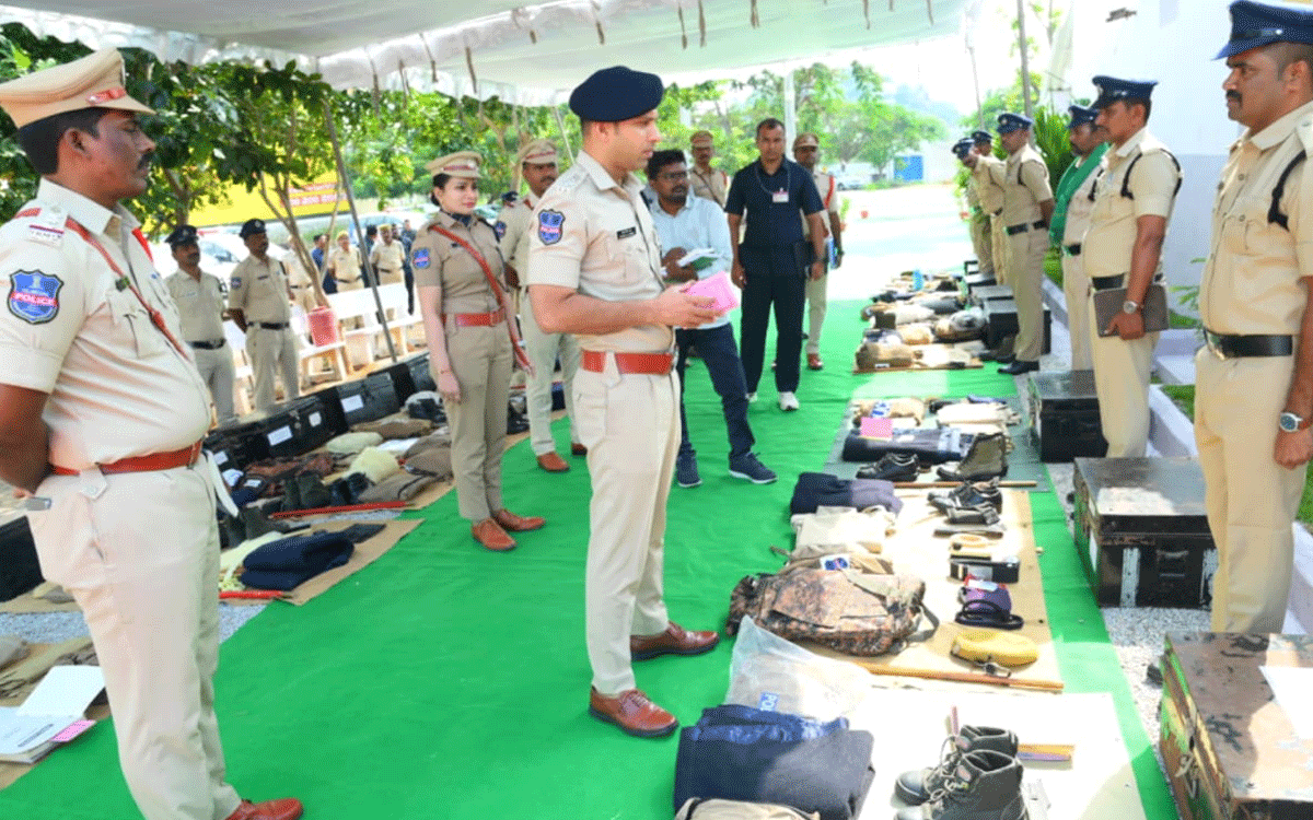 Konda mallepally : గ్రామ పోలీస్ అధికారులు ప్రజలతో మమేకమవ్వాలి : ఎస్పీ శరత్ చంద్ర పవార్