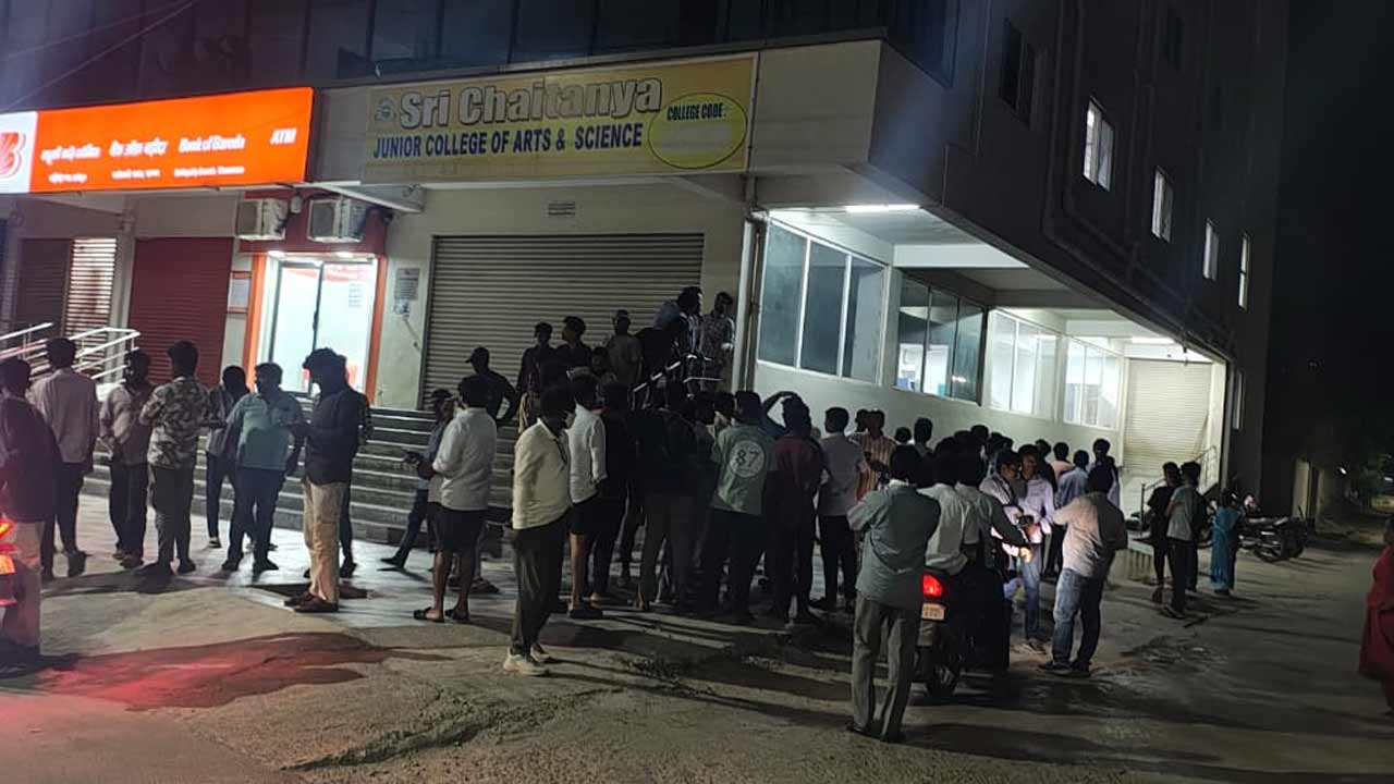 Khammam | భోజనం బాగోలేదని ఖమ్మం శ్రీ చైతన్య విద్యార్థుల ఆందోళన