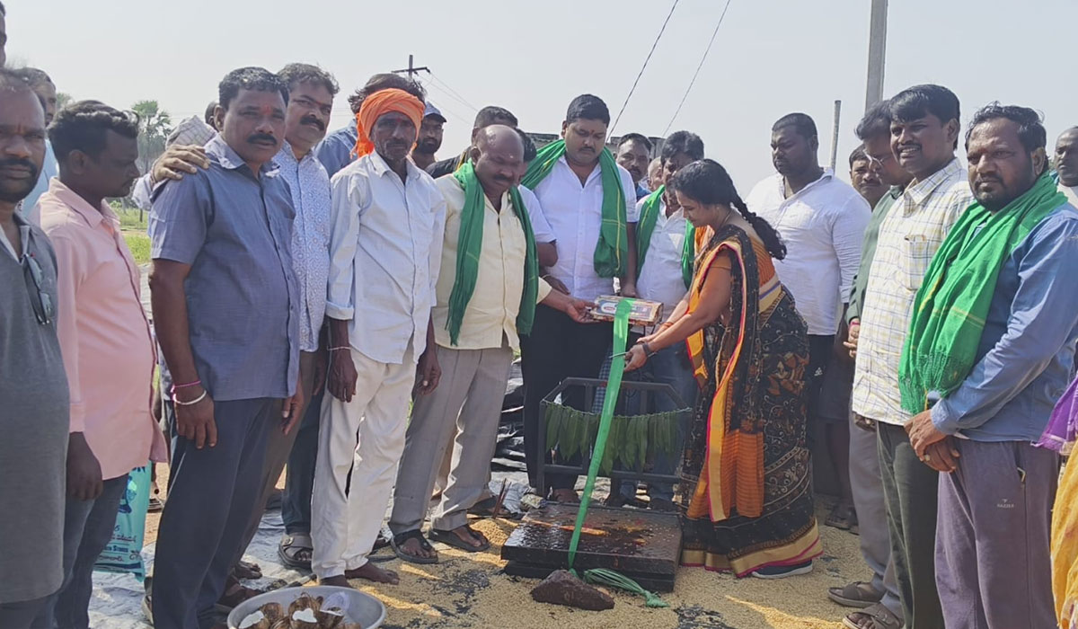 purchasing centers | కొనుగోలు కేంద్రాలలో సౌకర్యాల ఏర్పాటు.. డీసీవో శ్రీ మాల