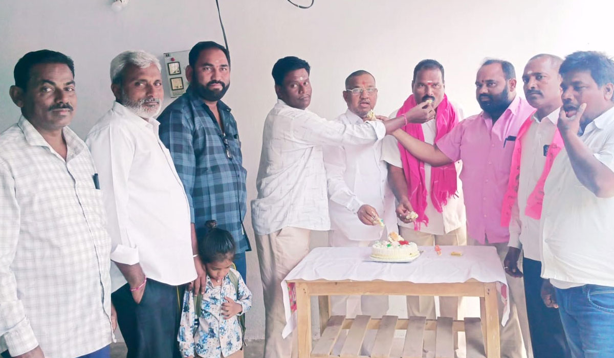 Chigurumamidi | చిగురుమామిడిలో ఘనంగా కెప్టెన్ జన్మదిన వేడుకలు