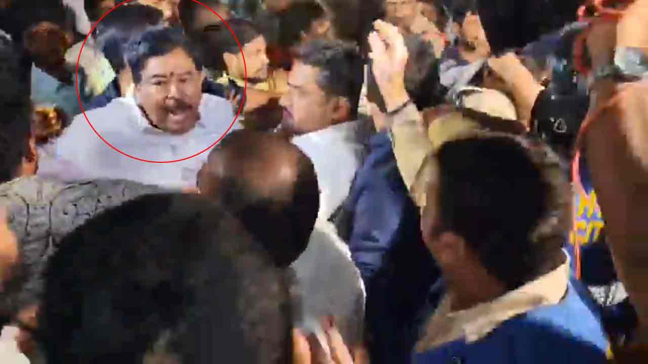 Jubilee Hills By Poll | రోడ్డుపై రౌడీయిజానికి దిగిన న‌వీన్ యాదవ్ తండ్రి శ్రీశైలం యాదవ్.. వీడియో