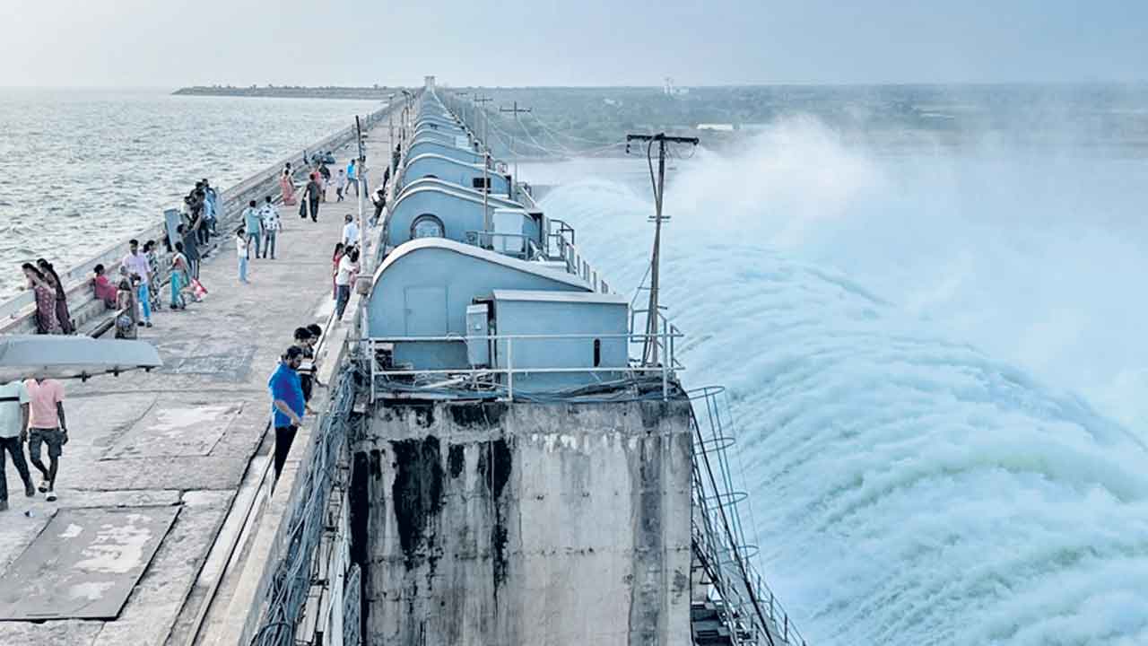 ఎస్సారెస్పీకి వరద.. 16 గేట్లు ఎత్తివేత