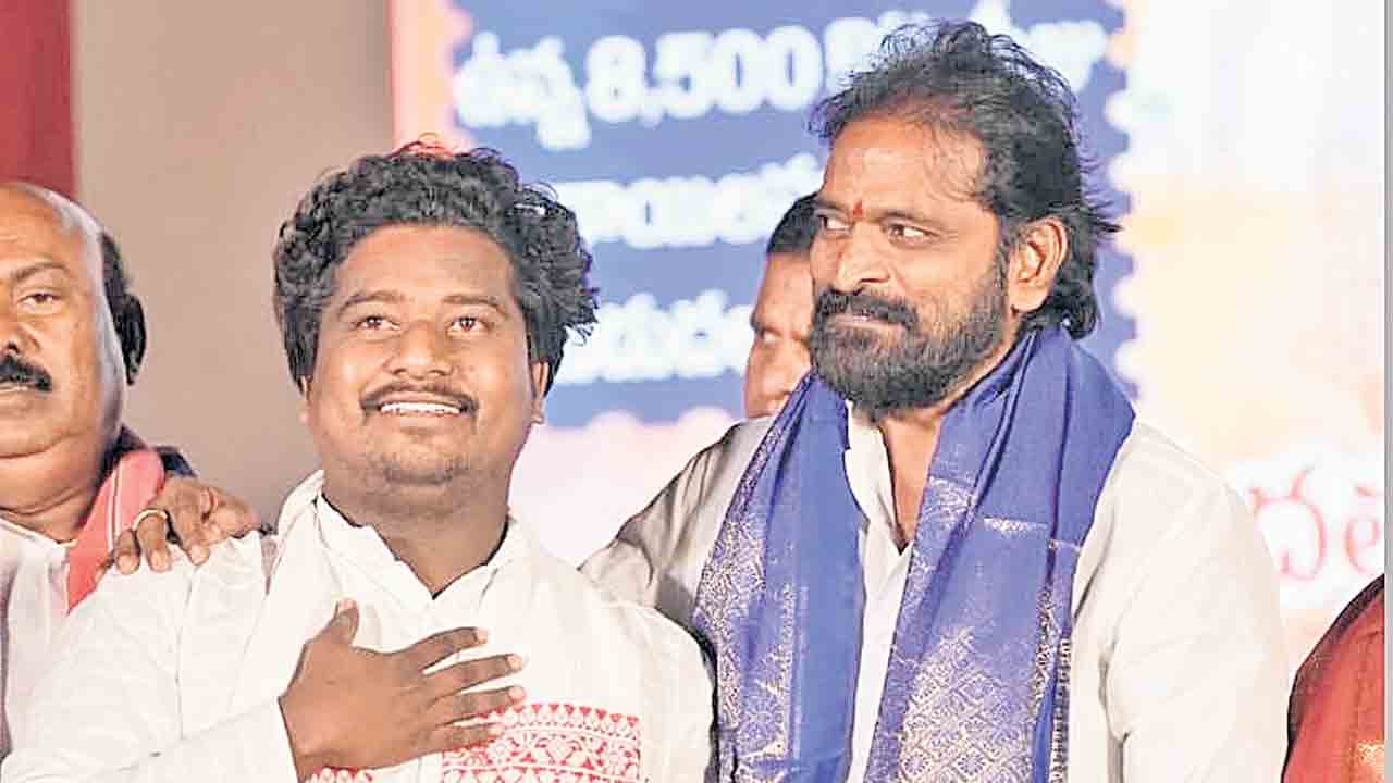 ఫీజు బకాయిల కోసం ఖమ్మం యువకుడి పాదయాత్ర.. బ్రోచర్‌ ఆవిష్కరించిన మాజీ మంత్రి శ్రీనివాస్‌గౌడ్‌