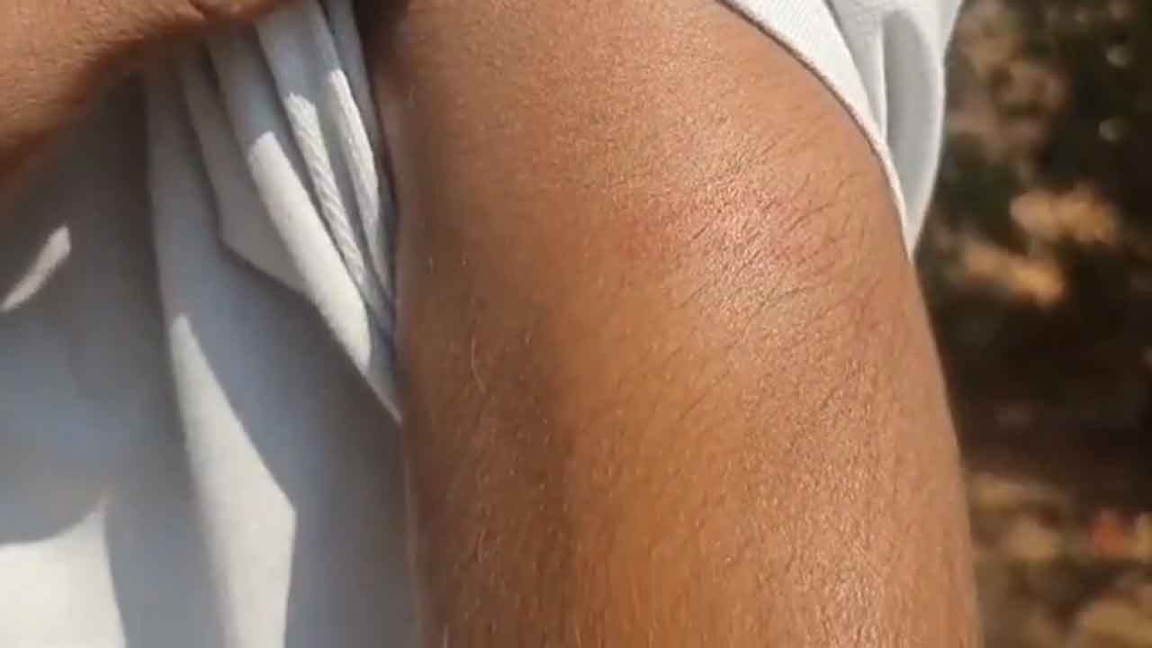 నవ్విన విద్యార్థులు.. చితకబాదిన టీచర్‌