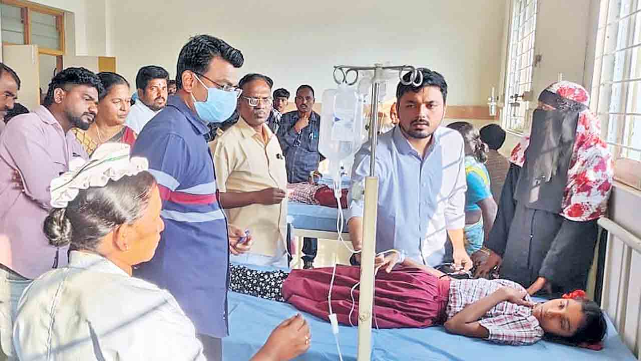 వికటించిన మధ్యాహ్న భోజనం.. 26 మంది విద్యార్థులకు అస్వస్థత