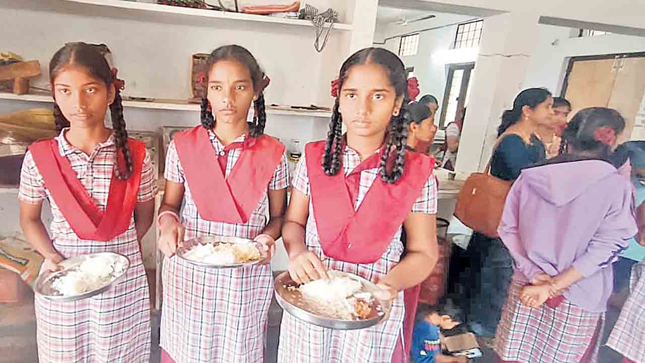 కిచిడీలో పురుగులు.. విద్యార్థుల పస్తులు