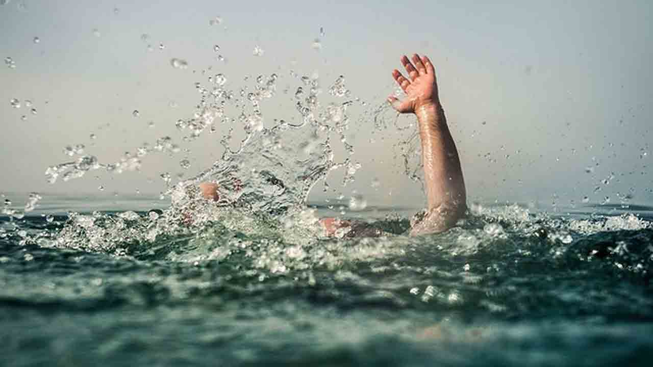 ఈత కోసం వెళ్లి ముగ్గురు విద్యార్థులు మృతి