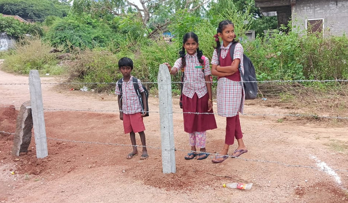 Gattududdenapalli school | గట్టుదుద్దెనపల్లి బడి దారికి ఫెన్సింగ్‌..? బడికి వెళ్లలేక అయోమయంలో విద్యార్థులు