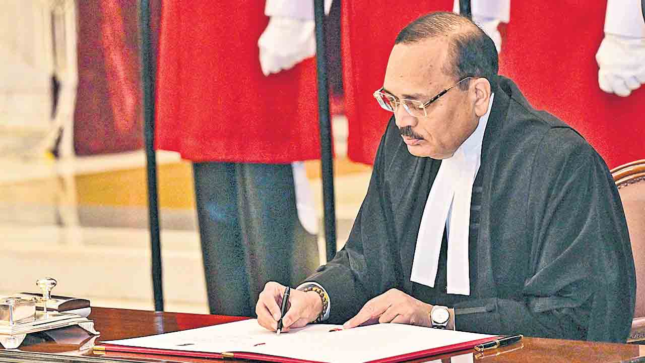 53వ సీజేఐగా.. జస్టిస్‌ సూర్యకాంత్‌ ప్రమాణం