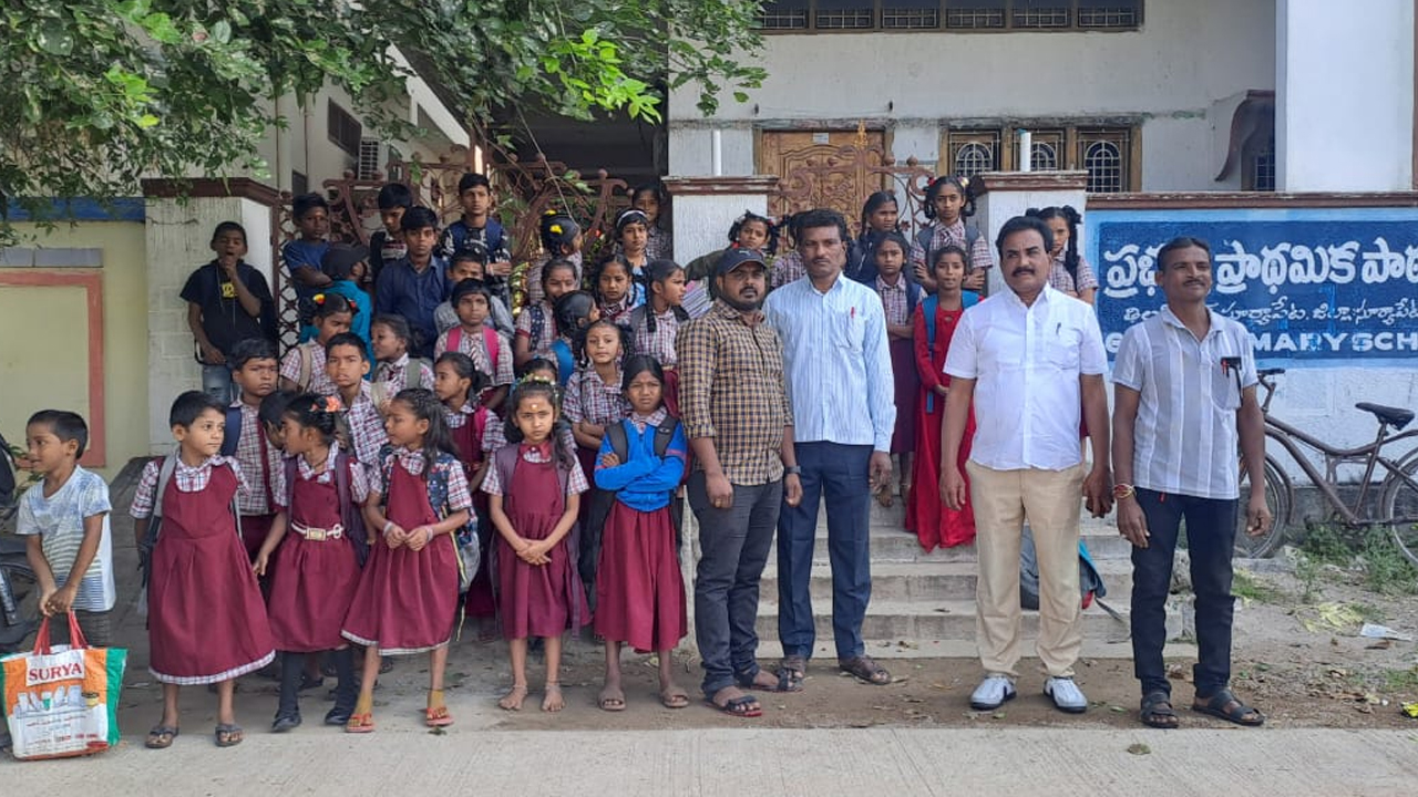 Suryapet | మూడేండ్లుగా కిరాయి ఇవ్వడం లేదని.. సూర్యాపేటలో ప్రాథమిక పాఠశాలకు తాళం