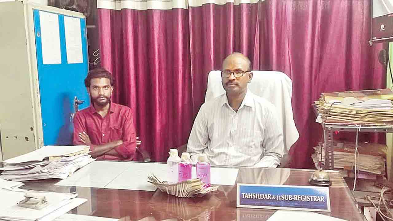 ఏసీబీకి చిక్కిన పెద్ద వంగర తహసీల్దార్‌