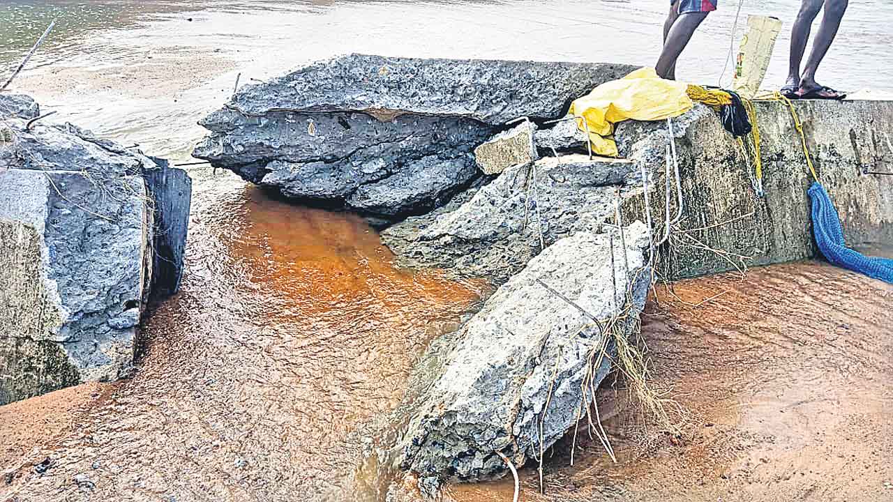 పవర్‌ కోసం మేడిగడ్డ.. ఇసుక కోసం చెక్‌డ్యాం పేల్చివేత.. కూల్చివేత!