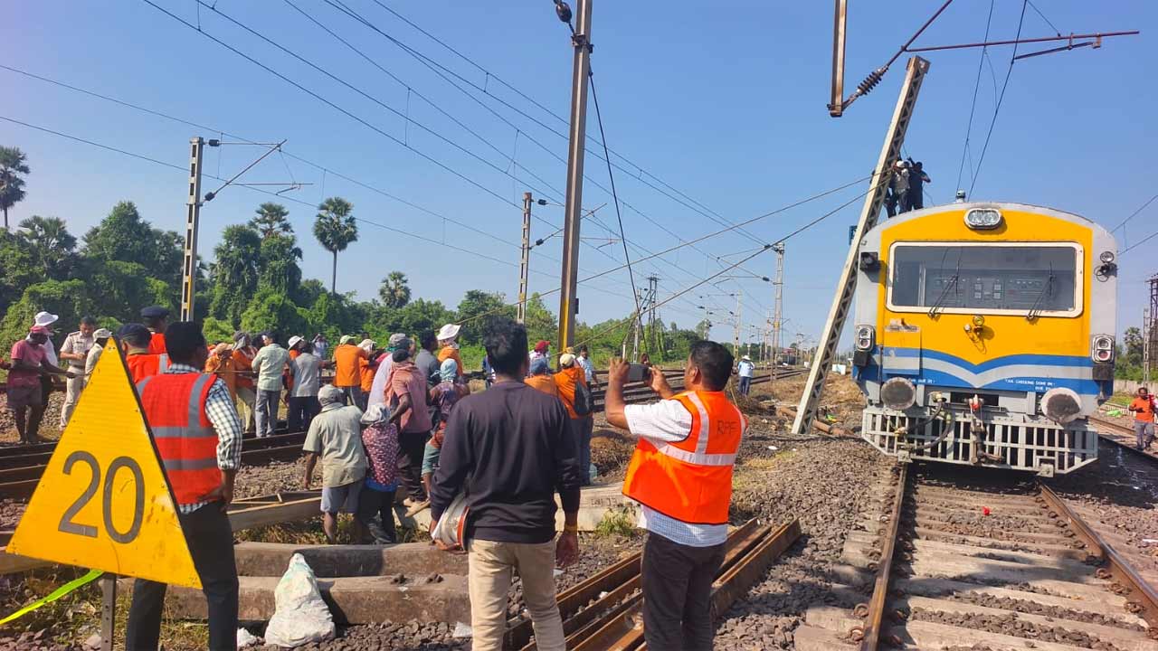 TataNagar Express | టాటానగర్‌ ఎక్స్‌ప్రెస్‌ రైలుకు తప్పిన పెను ప్రమాదం.. ముగ్గురు రైల్వే ఉద్యోగులకు గాయాలు