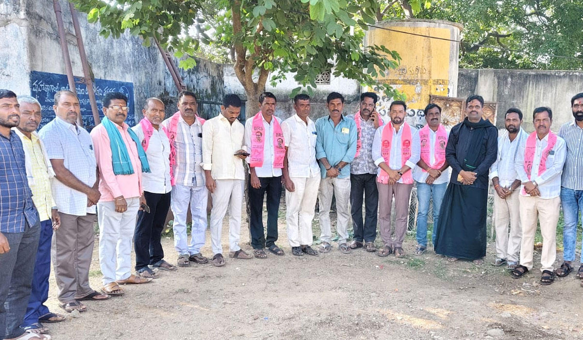 BRS Leaders | వరి, మొక్కజొన్న ధాన్యాన్ని ప్రభుత్వం వెంటనే కొనుగోలు చేయాలి.. బీఆర్ఎస్ మండల అధ్యక్షుడు దేగావత్ తిరుపతి