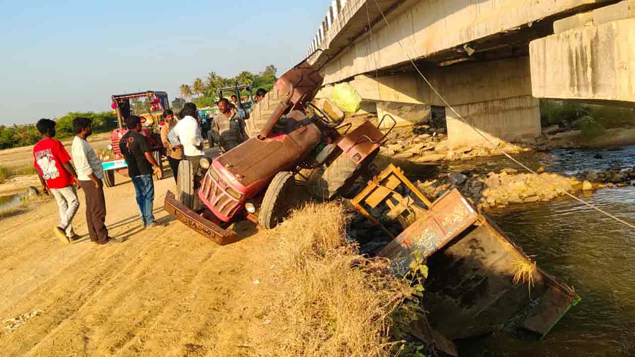 ఇసుక ట్రాక్టర్ బోల్తా.. ఒకరికి తీవ్ర గాయాలు
