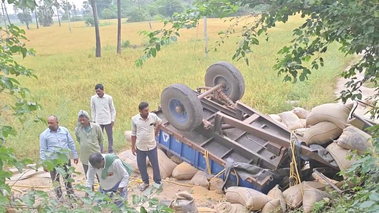 RTC Bus | తిమ్మాపూర్‌లో తప్పిన పెను ప్రమాదం.. వడ్ల ట్రాక్టర్‌ను ఢీకొట్టిన ఆర్టీసీ బస్సు..