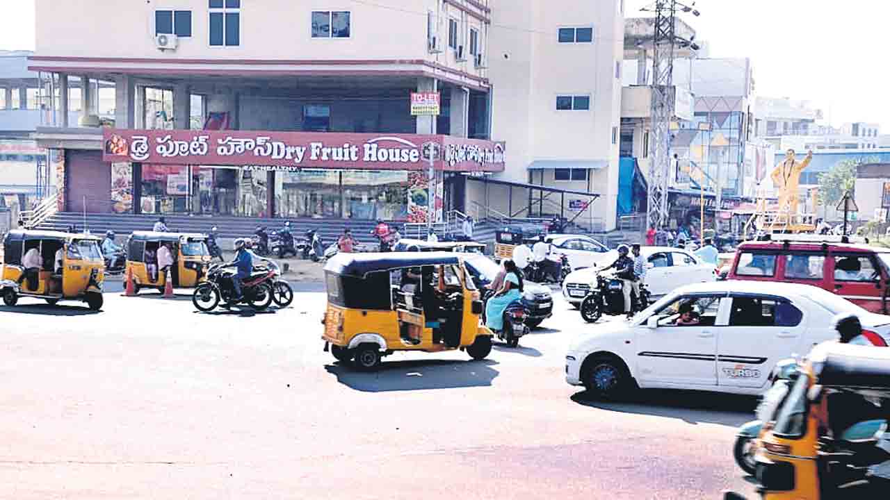 ప్రయాణం కష్టతరం.. మంచిర్యాలలోని ప్రధాన కూడళ్ల వద్ద వాహనదారులు ఆగమాగం