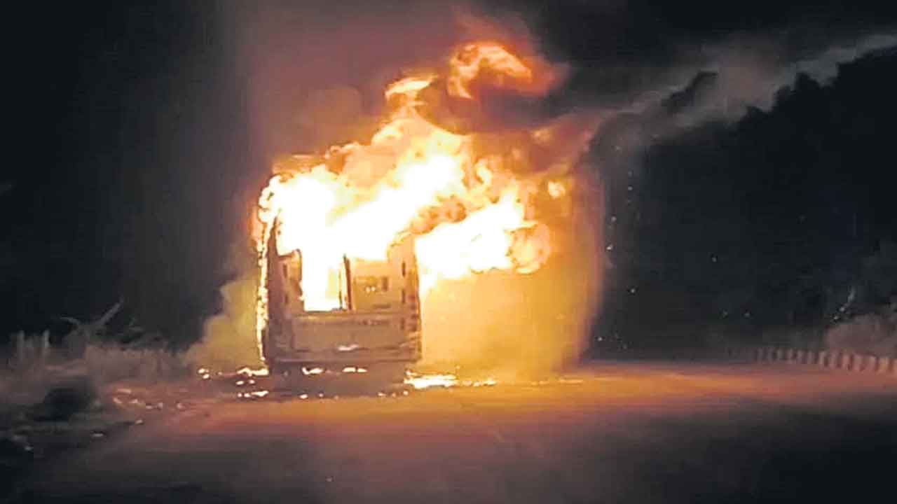 ట్రావెల్‌ బస్సు దగ్ధం.. డ్రైవర్‌ అప్రమత్తతతో తప్పిన ప్రాణాపాయం