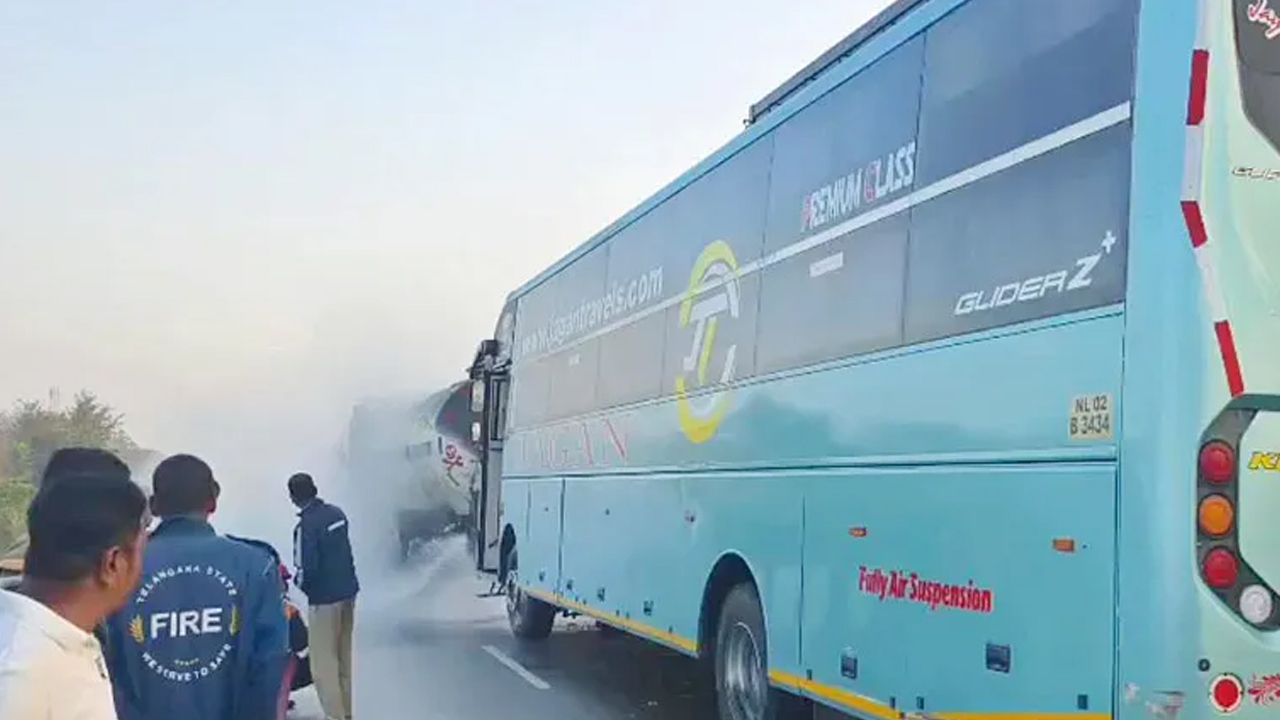 Bus Accident | ట్యాంకర్‌ను ఢీకొట్టిన ట్రావెల్స్‌ బస్సు.. దట్టంగా అలముకున్న పొగ