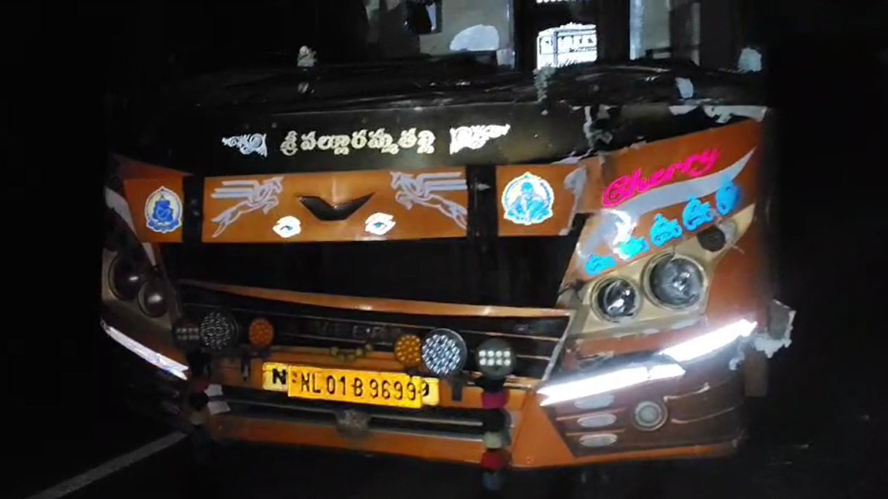 Nalgonda | మరో రోడ్డు ప్రమాదం.. ట్రాక్టర్‌ను ఢీకొట్టిన ప్రైవేట్ ట్రావెల్స్‌ బస్సు