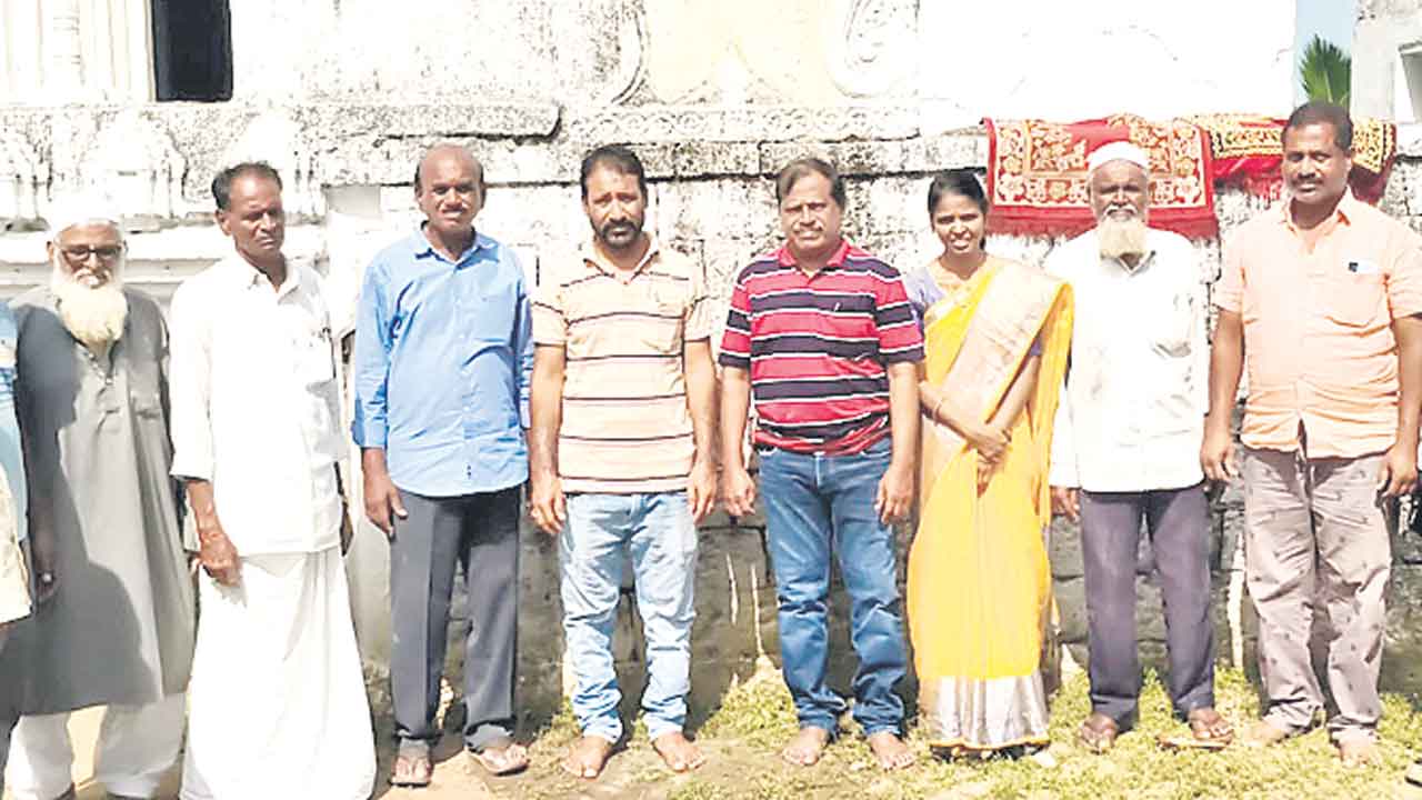 టెంబుర్నీలో ఉర్దూ, పార్శీ దైవ శాసనాలు