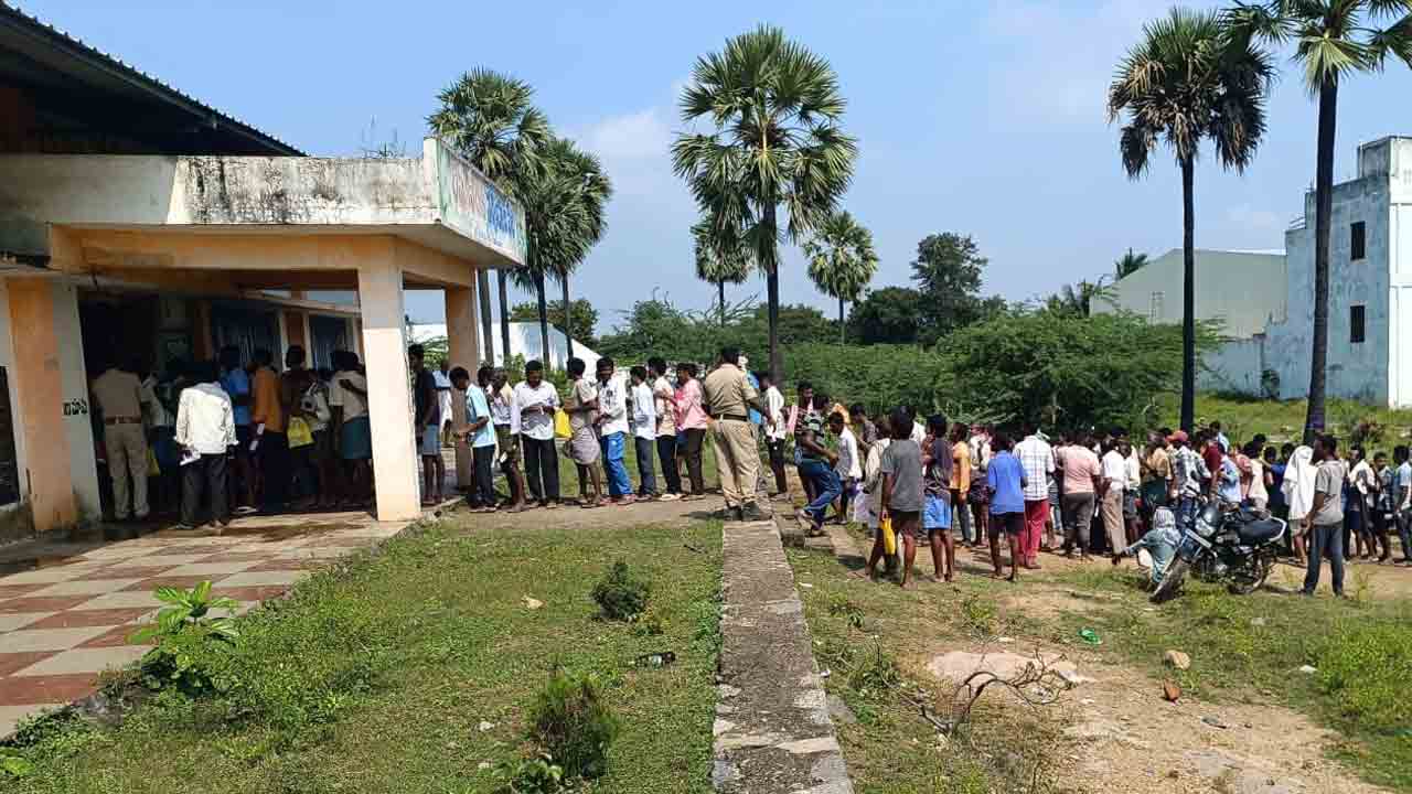 Narasimhulapeta | యూరియా కోసం బారులు తీరిన రైతులు.. అధికారుల తీరుపై ఆగ్రహం