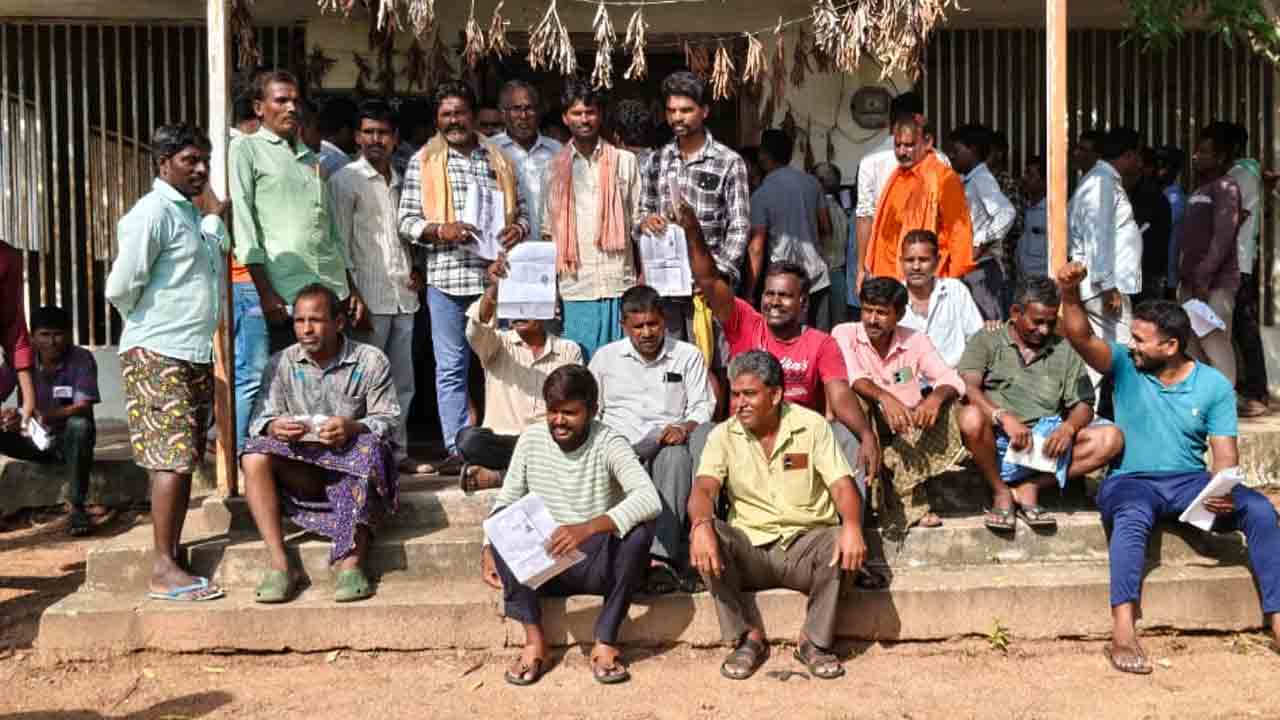 Narsimhulapeta | అధిక ధరకు యూరియా విక్రయిస్తున్నారని రైతుల ఆందోళన