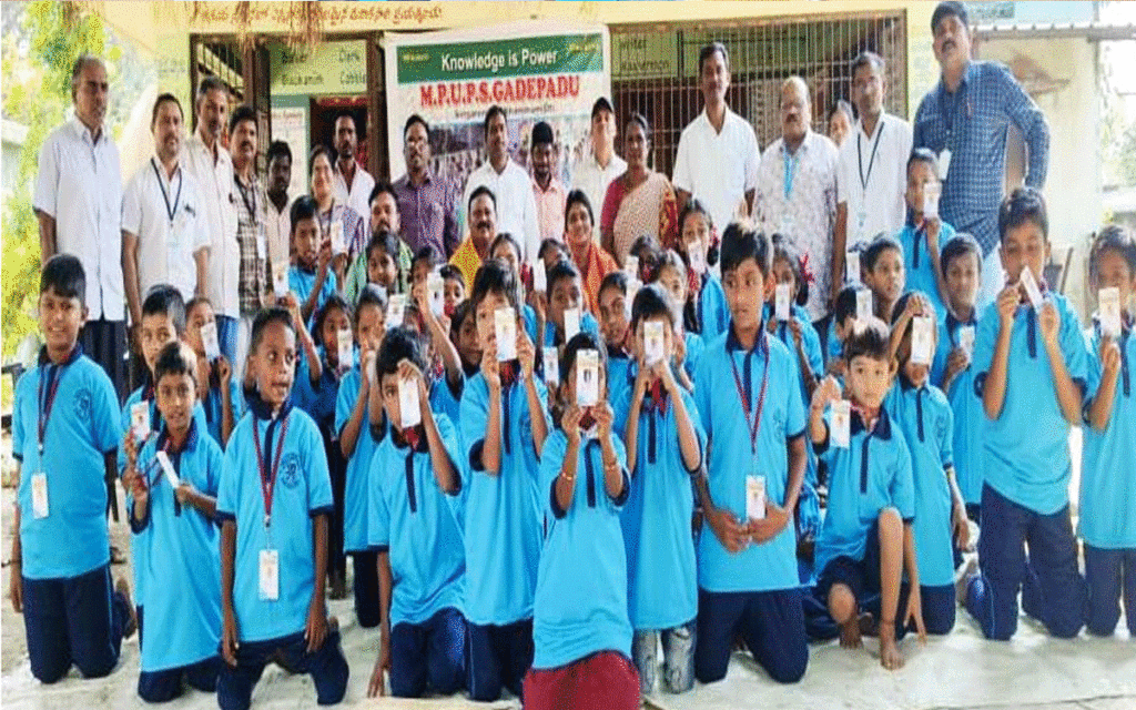 Karepally : గాదెపాడు విద్యార్ధులకు టీషర్టు, ప్యాంట్లు అంద‌జేత‌