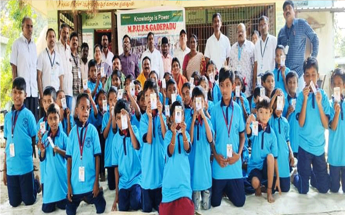Karepally : గాదెపాడు విద్యార్ధులకు టీషర్టు, ప్యాంట్లు అంద‌జేత‌