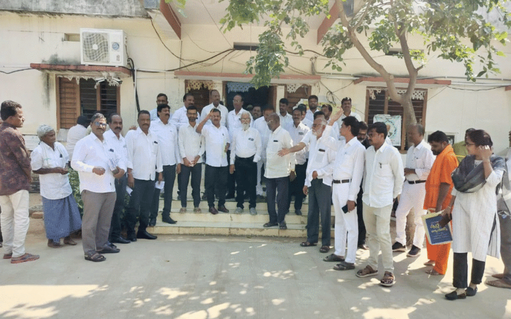 Kodada : న్యాయవాదులపై దాడులను ఖండించాలి : ఉయ్యాల నర్సయ్య