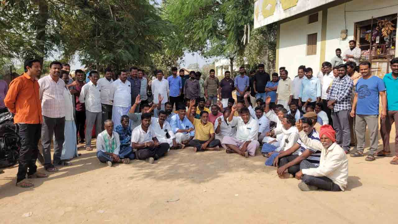 Veldurthi Mandal | రోడ్డు నిర్మిస్తేనే ఎన్నికలు పెట్టాలి.. నాలుగు గ్రామాల ప్రజల ఆందోళన