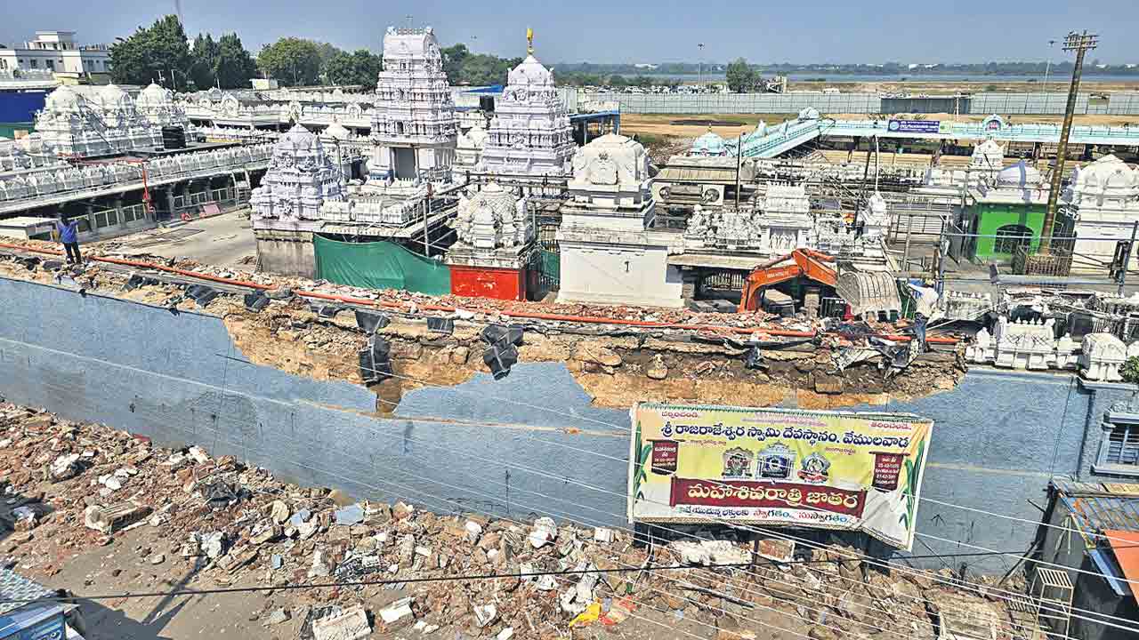 రాజన్న ఆలయ దక్షిణ ప్రాకారం కూల్చివేత
