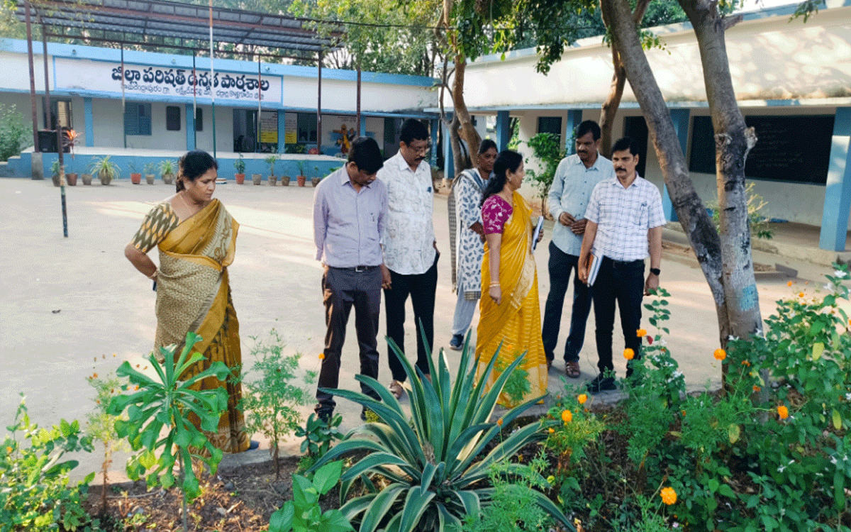 Bhadradri Kothagudem : 'పాఠశాలల్లో పచ్చదనం, పరిశుభ్రతను ఖచ్చితంగా అమలు చేయాలి'