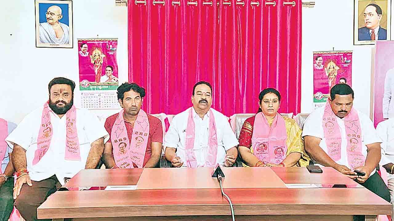 బీఆర్‌ఎస్‌లో ఉంటే కండువా కప్పుకో !