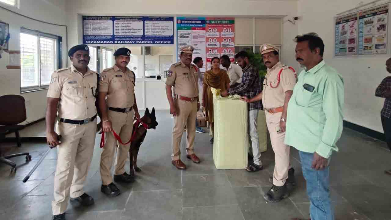 Nizamabad | ఢిల్లీ పేలుళ్ల నేపథ్యంలో అప్రమత్తమైన పోలీసులు.. నిజామాబాద్ రైల్వే స్టేషన్‌లో తనిఖీలు