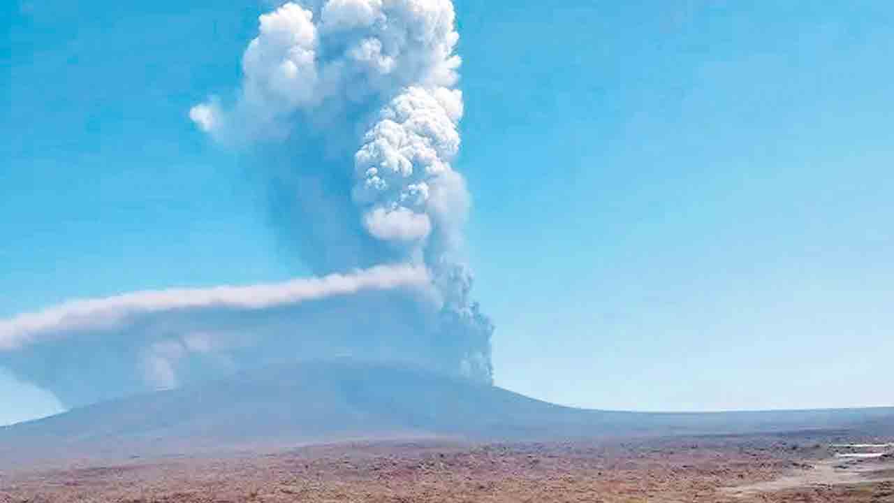 10 వేల ఏళ్ల తర్వాత పేలిన అగ్నిపర్వతం