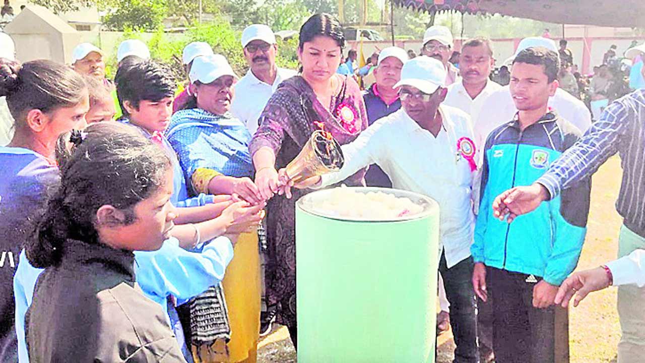 క్రీడాస్ఫూర్తిని చాటాలి