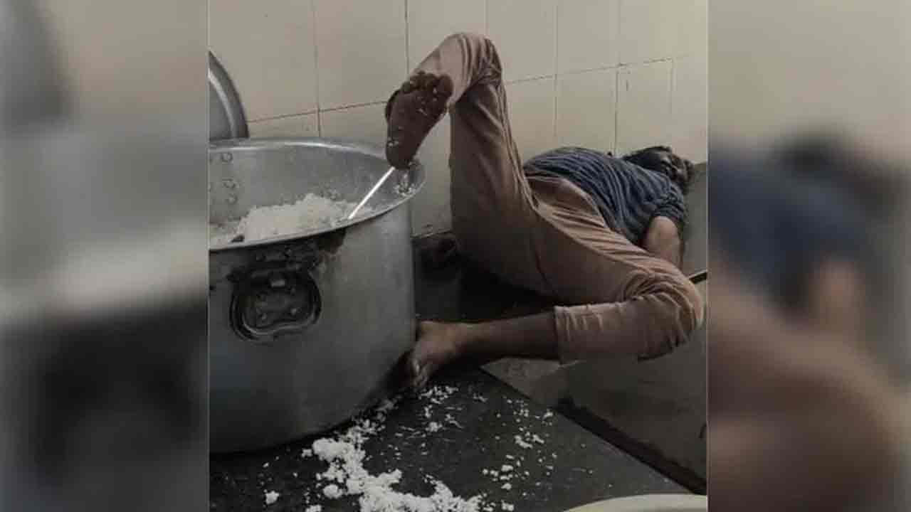 Sangareddy | మ‌ద్యం మ‌త్తులో కాలేజీ వాచ్‌మెన్‌.. విద్యార్థుల‌ అన్నం గిన్నెలో కాలు..