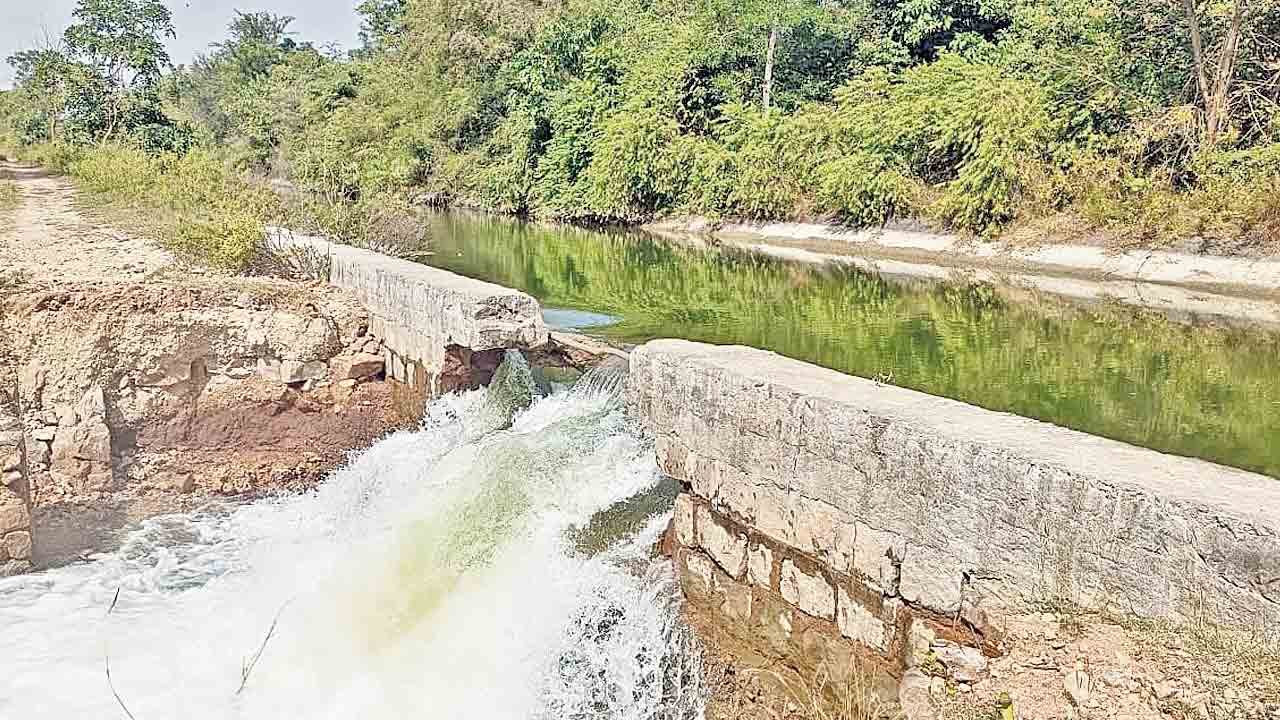 రెక్కల కష్టం నీటిపాలు.. లక్షల్లో నష్టపోయిన రైతులు