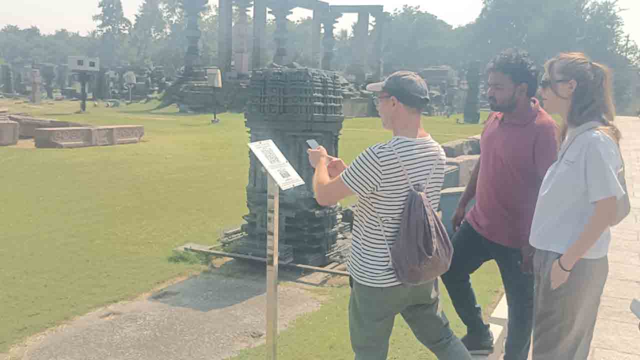 Warangal | చారిత్రక విశేషాలు అరచేతిలో..! క్యూఆర్ కోడ్ స్కాన్‌తో వరంగల్‌ కోటలోని సమస్త కట్టడాల సమచారం