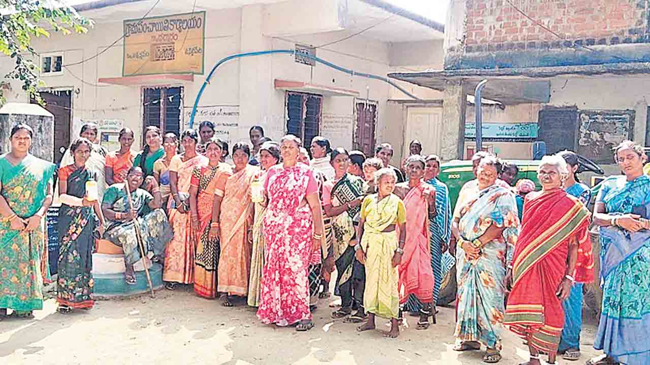 బెల్ట్‌షాపులపై మహిళల ఆందోళన.. సత్వరం మూసేయాలని డిమాండ్‌